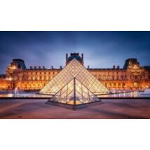Fényben a Párizsi Louvre